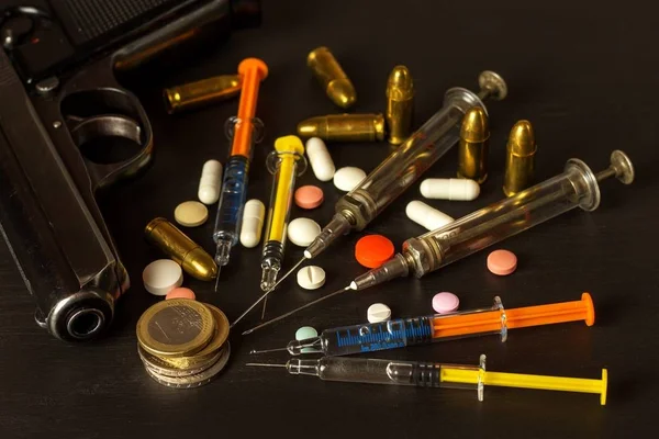 Ventas de narcóticos. Armas y drogas sobre la mesa. Pistola y municiones . — Foto de Stock