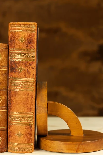 Oude boeken op houten plank. Studeren aan de Universiteit van oude boeken. Plaats voor tekst. — Stockfoto