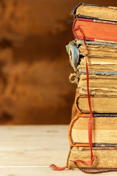 Oude boeken op houten plank. Studeren aan de Universiteit van oude boeken. Plaats voor tekst. — Stockfoto