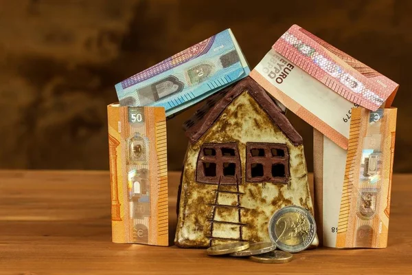 Dinero para construir una casa. Concepto de hipoteca. Billetes en euros válidos. Venta de inmuebles . —  Fotos de Stock