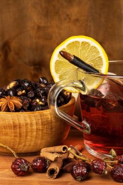 Grip karşı sıcak kuşburnu çayı. Ev soğuk tedavi. Kurutulmuş vitaminler. Geleneksel halk Hekimliği.