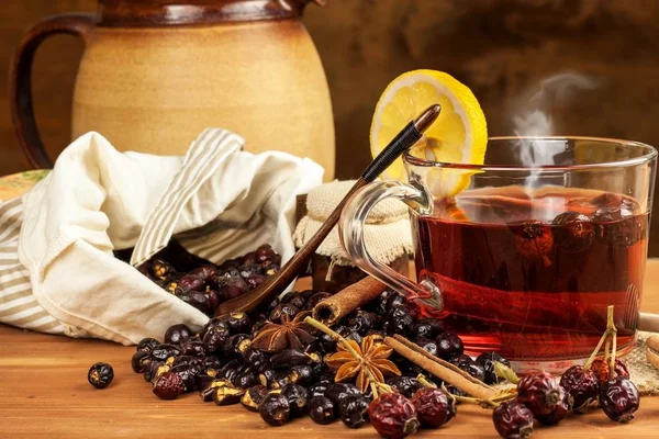 Hot rosehip tea against influenza. Home cold treatment. Dried vitamins. Traditional folk medicine. — Stock Photo, Image
