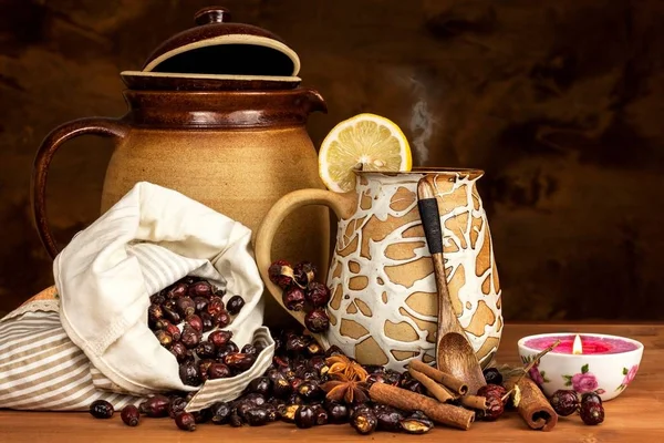 Гарячий чай шипшини проти грипу. Домашнє холодне лікування. Сушені вітаміни. Традиційна народна медицина . — стокове фото
