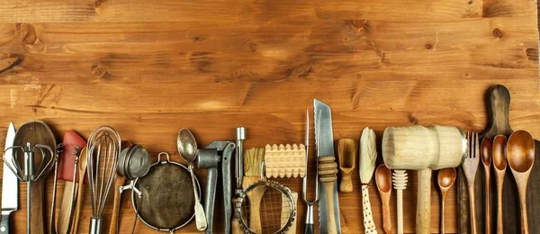 Vieux ustensiles de cuisine sur une planche en bois. Vente de matériel de cuisine. Outils de chef . — Photo