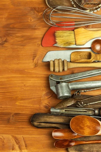 Gamla köksredskap på en träskiva. Försäljning av köksutrustning. Kockens verktyg. — Stockfoto