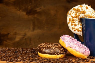 Donuts kahve ile. Tatlılar Satılık reklam. Tatlı kahvaltı. Obezite riski.