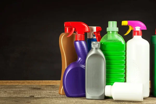 家庭用洗剤。洗剤です。化学品の販売。家のクリーニング. — ストック写真