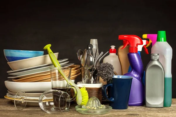 Washing kitchenware. Crockery on a wooden table. Cleaning after home celebration. Housework. — Stock Photo, Image