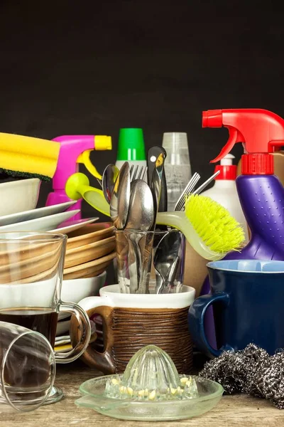 Washing kitchenware. Crockery on a wooden table. Cleaning after home celebration. Housework. — Stock Photo, Image