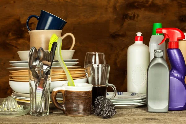 Миття посуду. Посуд на дерев'яному столі. Прибирання після домашнього святкування. Домашнє завдання . — стокове фото