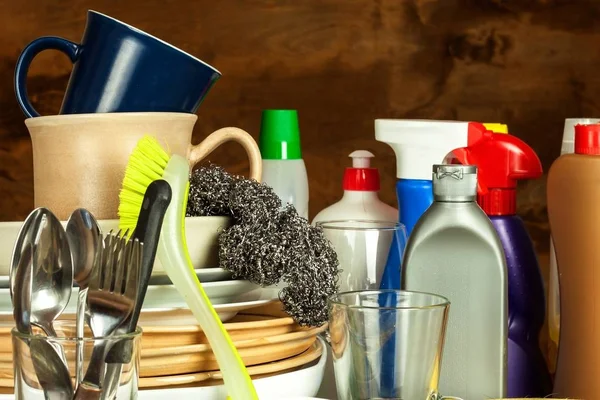 台所用品を洗浄します。木製テーブルの上の食器。ホームの祭典の後の清掃。家事. — ストック写真