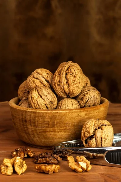 Walnuts on a wooden table. Healthy food. Sale of nuts. Advertising for walnuts. — Stock Photo, Image