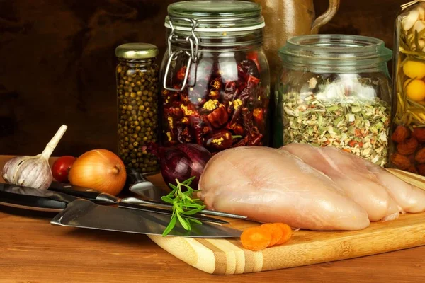 Poitrine de poulet crue sur la planche de cuisine. Alimentation diététique. Vente de viande . — Photo