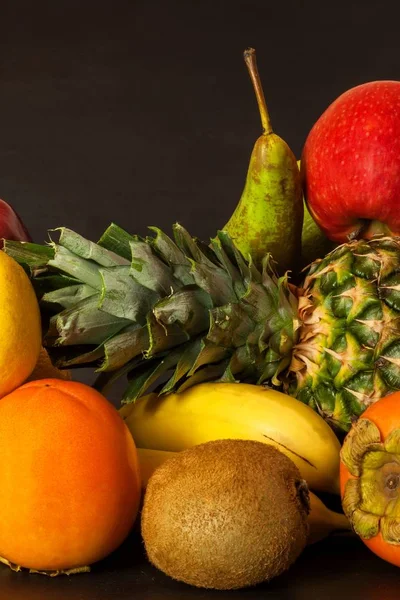 Siyah mutfak masası üzerinde farklı meyve. Gıda sporcular için. Soğuk algınlığı ve grip karşı vitamin.