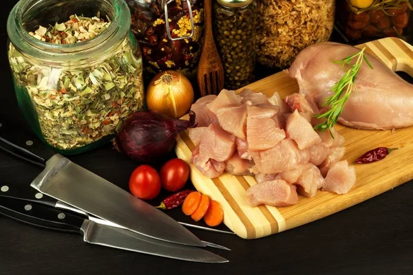 Poitrine de poulet crue sur la planche de cuisine. Alimentation diététique. Vente de viande. Épices pour préparer la viande sur le gril . — Photo