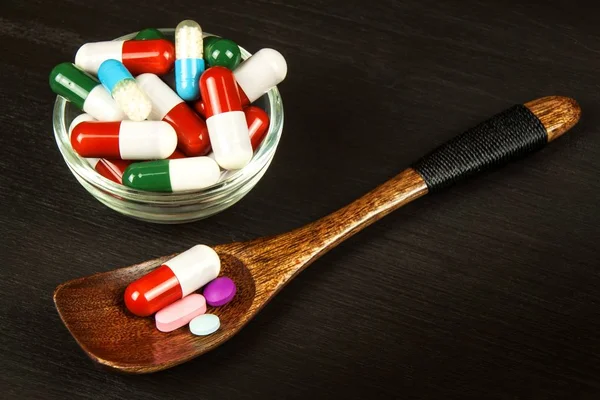 Χάπια σε ένα κουτάλι. Πώληση των φαρμάκων. Δόση των φαρμάκων. Αναβολικά στεροειδή στο τραπέζι. — Φωτογραφία Αρχείου