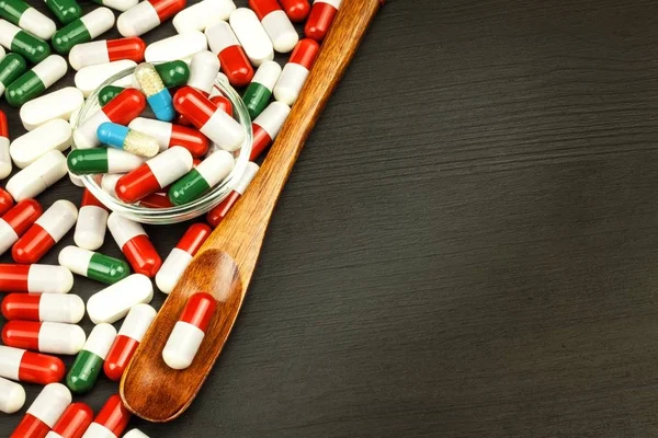 Χάπια σε ένα κουτάλι. Πώληση των φαρμάκων. Δόση των φαρμάκων. Αναβολικά στεροειδή στο τραπέζι. — Φωτογραφία Αρχείου