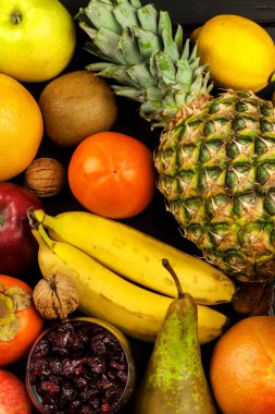 Egzotik meyveler bir ahşap tahta üzerinde. Sağlıklı gıda. Sporcular için beslenme.