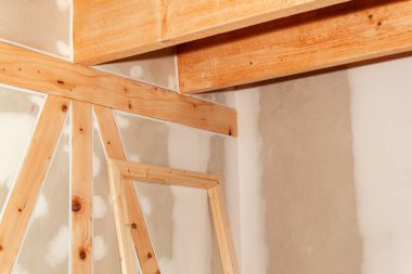 Alçıpan Çekme Makinası. İzolasyon içinde bir ekolojik ev montajı. Alçıpan inşaat sektöründe kullanımı.