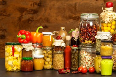 Malzemeler ahşap bir masaya yemek pişirmek için. Bardak pişmiş sebze ve reçel. Şef'in işyerinde.