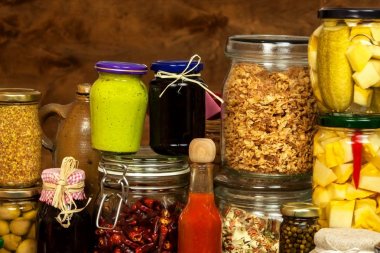 Malzemeler ahşap bir masaya yemek pişirmek için. Bardak pişmiş sebze ve reçel. Şef'in işyerinde.