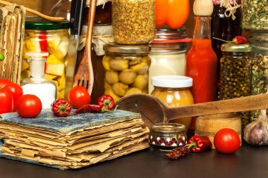 Malzemeler ahşap bir masaya yemek pişirmek için. Bardak pişmiş sebze ve reçel. Şef'in işyerinde.