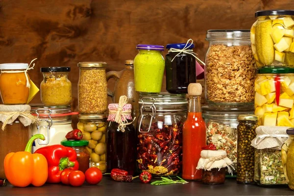 Ingrédients pour cuisiner sur une table en bois. Verre de légumes cuits et confiture. Lieu de travail du chef . — Photo