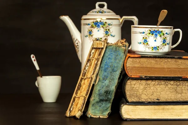 Libros viejos y una taza de porcelana. Estudios de literatura. Relajación con un libro. Bebida caliente . — Foto de Stock