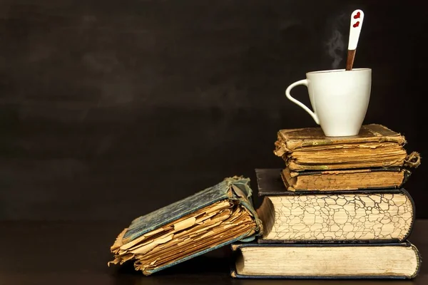 Livres anciens et une tasse en porcelaine. Études de littérature. Détente avec un livre. Boisson chaude . — Photo