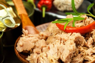 Ezilmiş ton balığı konserve. Balık ürünleri satışı. Sağlıklı gıda omega 3 ile. Endüstriyel Balık tutma.