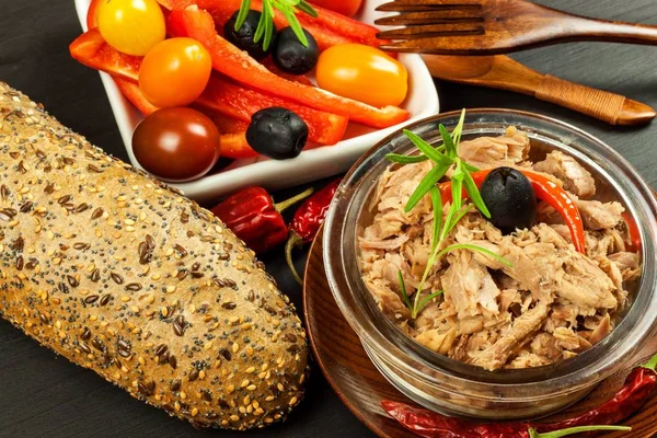 Thunfischstücke mit Gemüse. konservierte zerkleinerten Thunfisch. Gemüse und Fisch. Gesunde Ernährung für Kinder. — Stockfoto