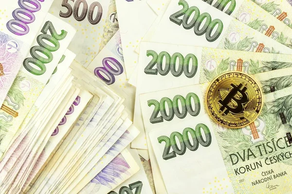Дійсні Чеська банкноти та Bitcoin. Ризик інвестицій. Віртуальний валюти. Інтернет Трейдінг. — стокове фото