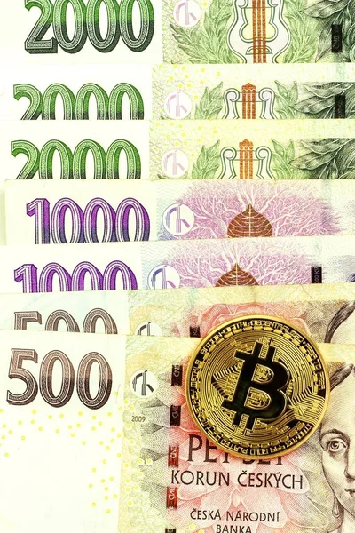 Gültige tschechische Banknoten und Bitcoin. Risikoinvestitionen. virtuelle Währung. Online-Handel. — Stockfoto