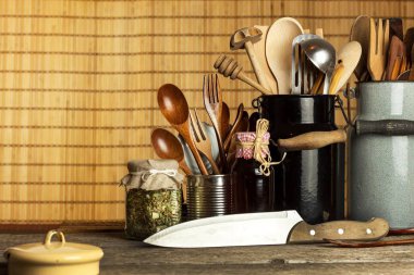 Mutfak aletleri masanın üzerinde. Şefler için mutfak eşyaları. Eski tahta kaşık.