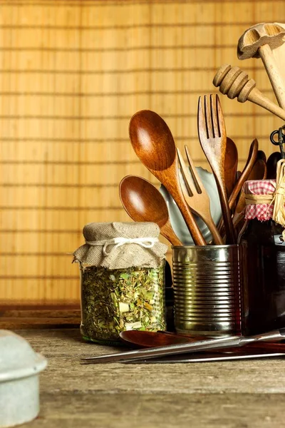 Utensili da cucina sul tavolo. Utensili per chef. Vecchio cucchiaio di legno . — Foto Stock