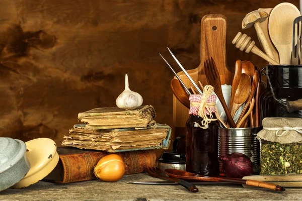 Кухонні інструменти на столі. Посуд для кухарів. Стара дерев'яна ложка . — стокове фото