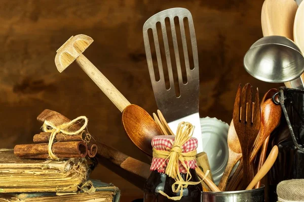 Кухонні інструменти на столі. Посуд для кухарів. Стара дерев'яна ложка . — стокове фото