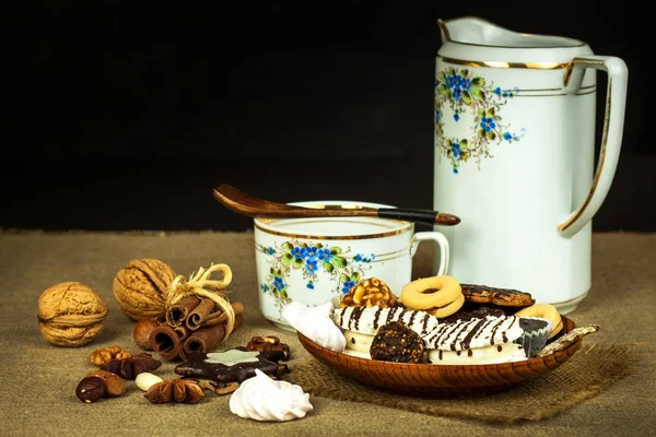 Bolinhos caseiros em uma mesa de jantar. Comida doce insalubre. Perigos da obesidade e diabetes . — Fotografia de Stock