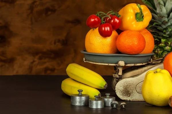 Escala de cocina de hierro fundido antiguo con frutas y verduras. Alimentación saludable. Venta de fruta . — Foto de Stock