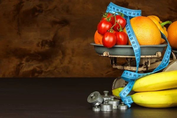 Escala de cozinha de ferro fundido velho com frutas e legumes. Alimentação saudável. Venda de frutas . — Fotografia de Stock