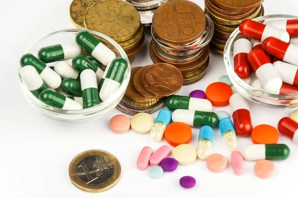Finanszírozási új gyógyszerek. Különböző típusú gyógyszerek cseh és Euro-érméket. Pénzügy, a rák kezelésére. — Stock Fotó