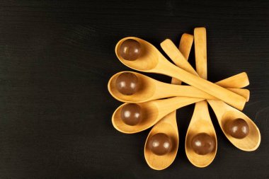 Çikolata topları mutfak masasının üzerinde. Sağlıksız yiyecek. Obezite ve diyabet riski.