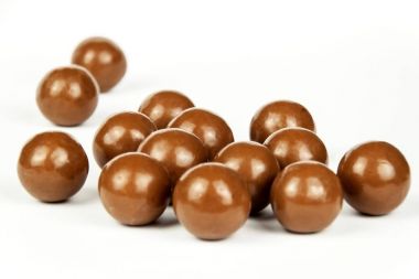 Çikolata topları mutfak masasının üzerinde. Sağlıksız yiyecek. Obezite ve diyabet riski.