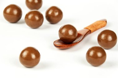 Çikolata topları mutfak masasının üzerinde. Sağlıksız yiyecek. Obezite ve diyabet riski.