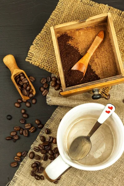 Zubereitung von Kaffee zu Hause. Kaffeebohnen auf dem Küchentisch. Verkauf von Kaffee. — Stockfoto