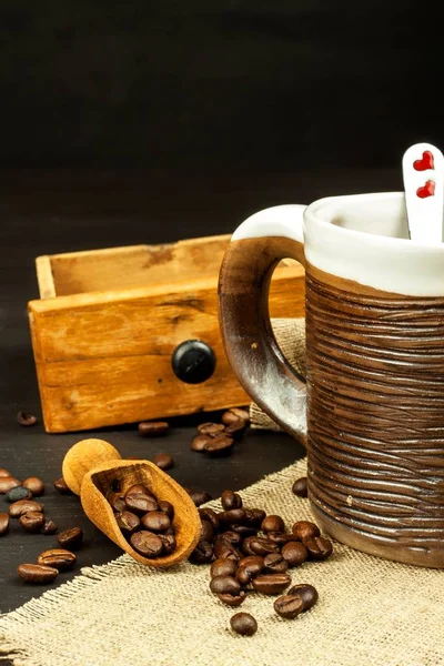 Domácí Příprava kávy. Kávová zrna na kuchyňském stole. Prodej kávy. — Stock fotografie