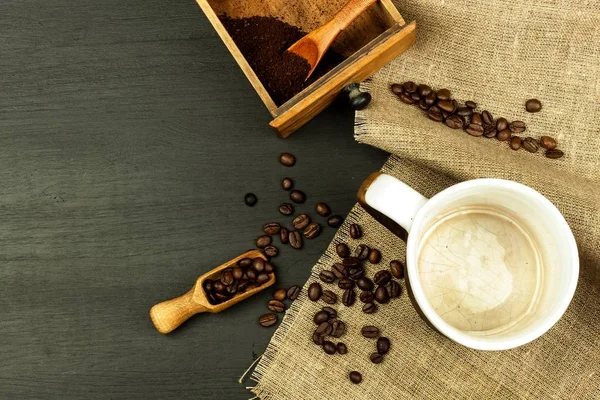 Zubereitung von Kaffee zu Hause. Kaffeebohnen auf dem Küchentisch. Verkauf von Kaffee. — Stockfoto