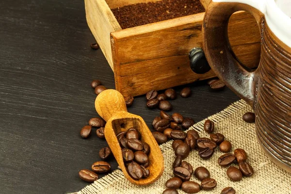 Zubereitung von Kaffee zu Hause. Kaffeebohnen auf dem Küchentisch. Verkauf von Kaffee. — Stockfoto