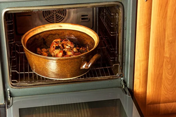 Schweinebraten mit Lauch. Fleisch backen. elektrischer Haushaltsbackofen. Geschirr. — Stockfoto