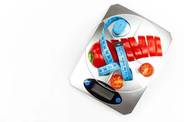 Kitchen weight with chopped pepper. Dietary portion of vegetables. Strict diet. — Stock Photo, Image